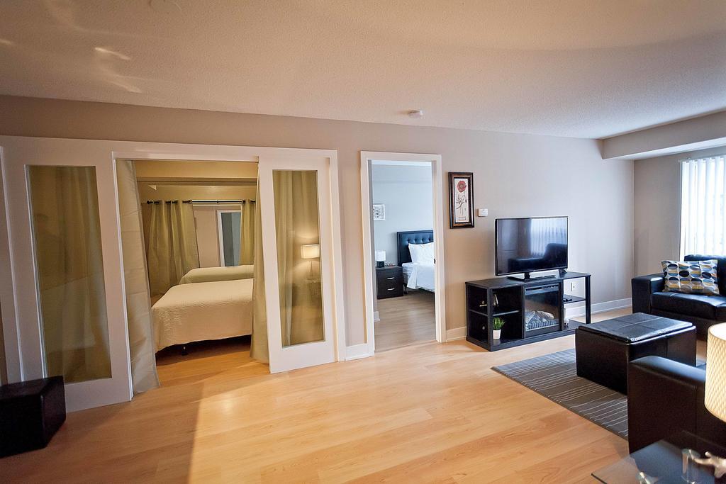 Red Maple Suites - Blue Jays Way Торонто Экстерьер фото
