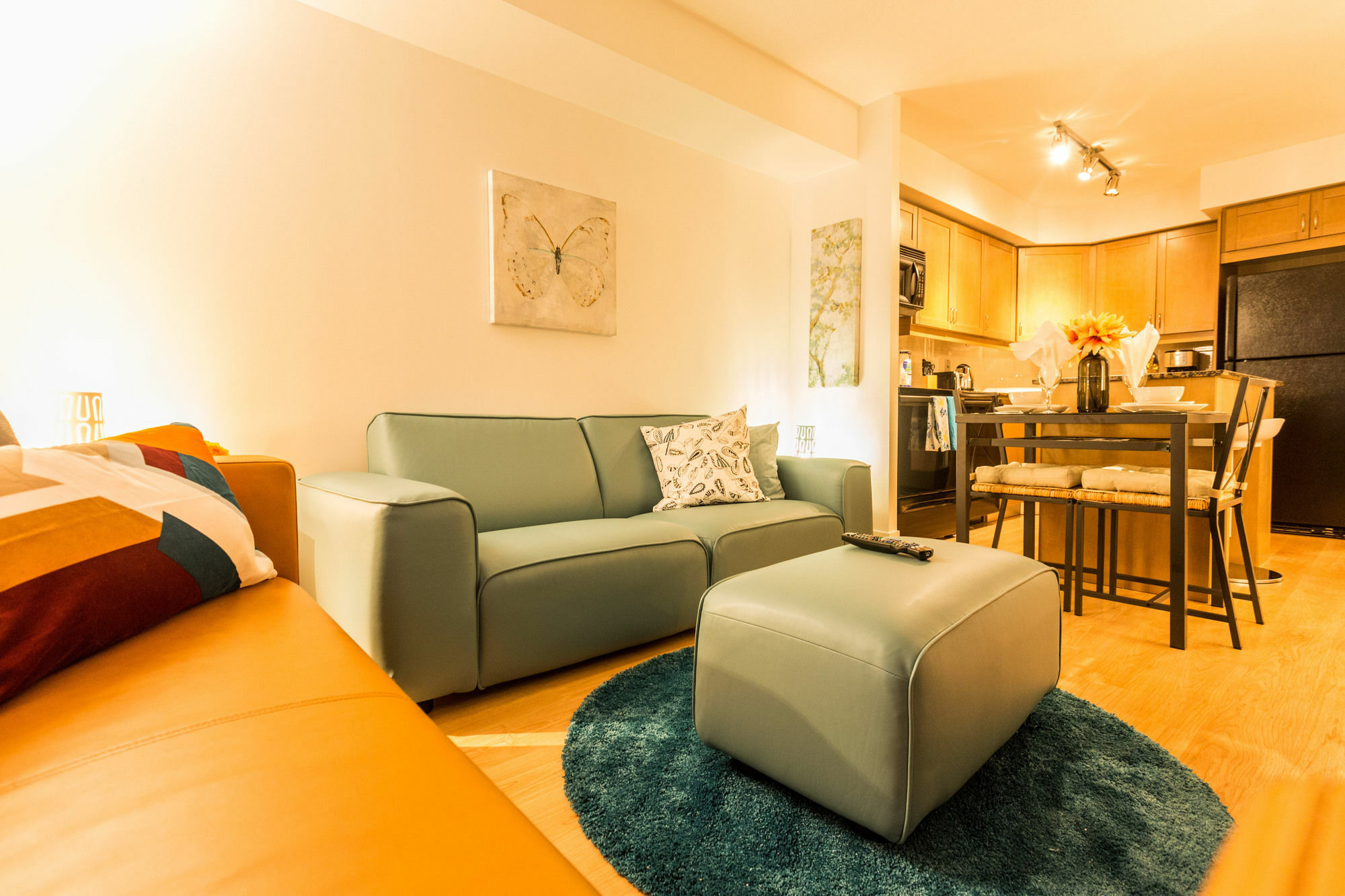 Red Maple Suites - Blue Jays Way Торонто Экстерьер фото